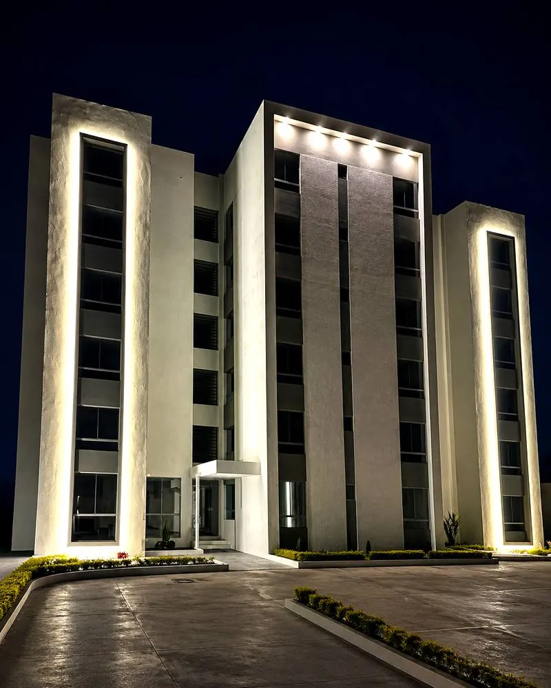 Fachada iluminada del Edificio Carolina de noche