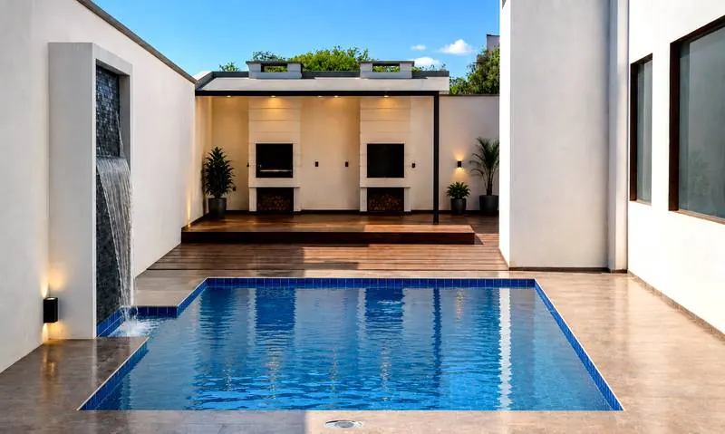 Piscina con cascada del Edificio Carolina